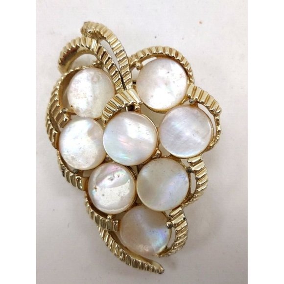 Brooch Grape Cluster Mother of Pearl Gold-Tone Metal 2 1/4" x 1 1/2" Vintage - Picture 1 of 2